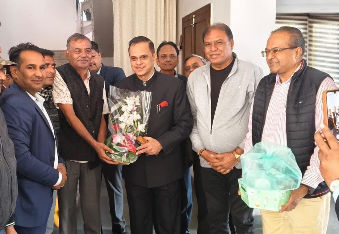 नए मुख्य सचिव वी. श्रीनिवास से वाहन चालक संघ व मोटर गैराज संगठन की मुलाकात, ड्राइवरों की सुविधाओं में सुधार की उम्मीद ।